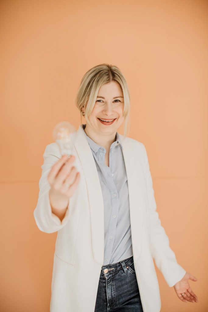 Jasmin Schweiger stellt dir ihren Fahrplan für dein Führungskräfte-Coaching-Programm zur Verfügung.
